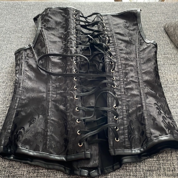 Black corset never worn fits smaller then large. - Picture 3 of 4